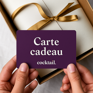 Mains tenant une carte cadeau marquée "Cocktail." dans une enveloppe, présentée avec un coffret cadeau élégant.