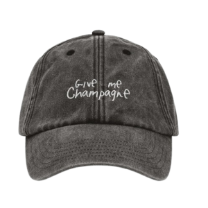 Casquette noire effet délavé avec broderie blanche au centre indiquant « Give Me Champagne ».