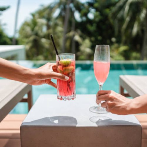 Cocktails variés alignés selon différentes ambiances météo : ensoleillée, pluvieuse, hivernale et tropicale.