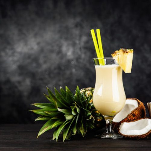 Pina colada sur fond noir
