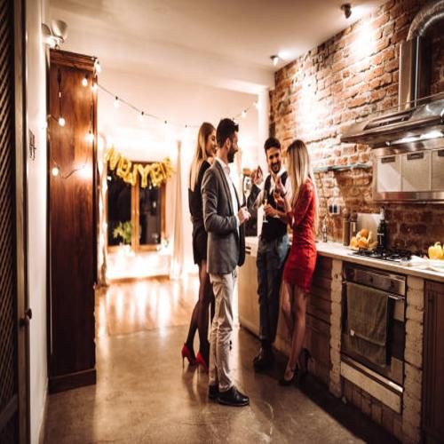 Soiree entre amis dans une cuisine avec des cocktails